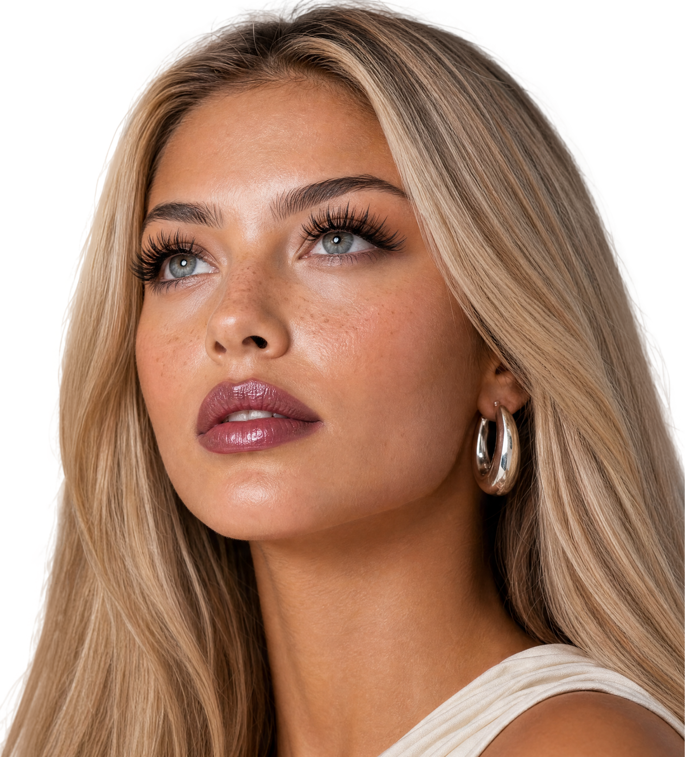 Blondes Model trägt Wimperncluster und schaut seitlich nach oben.