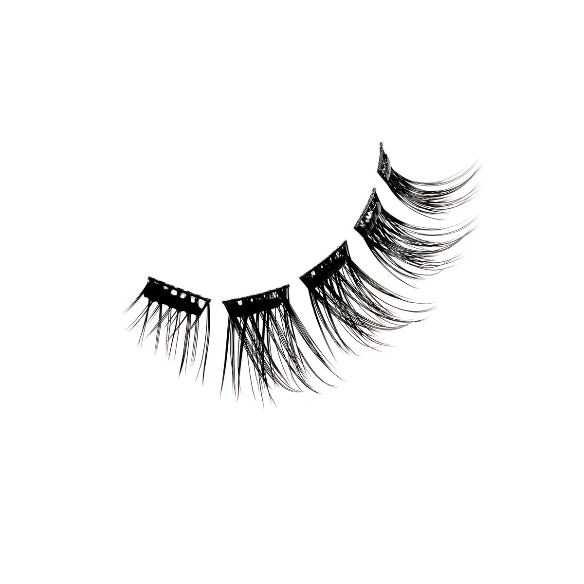 Schwarze künstliche Wimpernbüschel in verschiedenen Längen mit geschwungener Form.