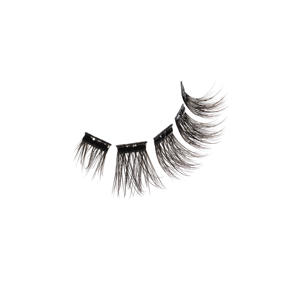 Schwarze künstliche Wimpernbüschel in verschiedenen Längen mit geschwungener Form.
