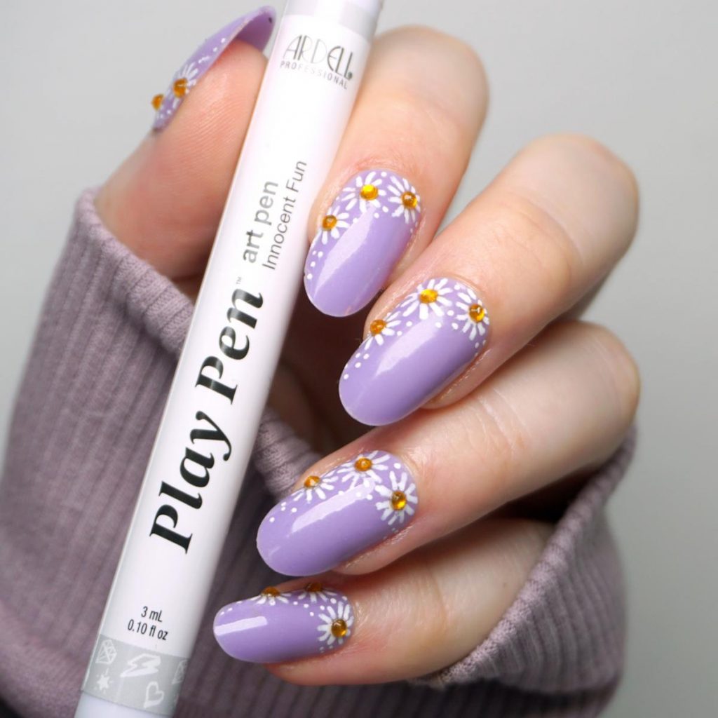 ARDELL Play Pens Innocent Fun - Weißer Nagellack Stift für Nail Art mit Gänseblümchen auf lila Fingernägeln