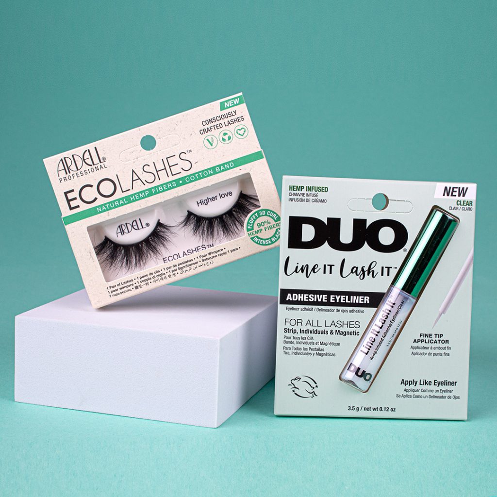 Der DUO Line It Lash It und die ECO Lashes stehen vor einem grünen Hintergrund. Beide Produkte sind nachhaltig und umweltfreundlich.