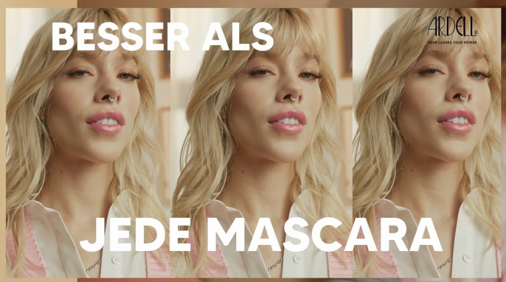 Der Spruch "Besser als jede Mascara" und ein blondes Mädchen sind vor einem hellen Hintergrund.