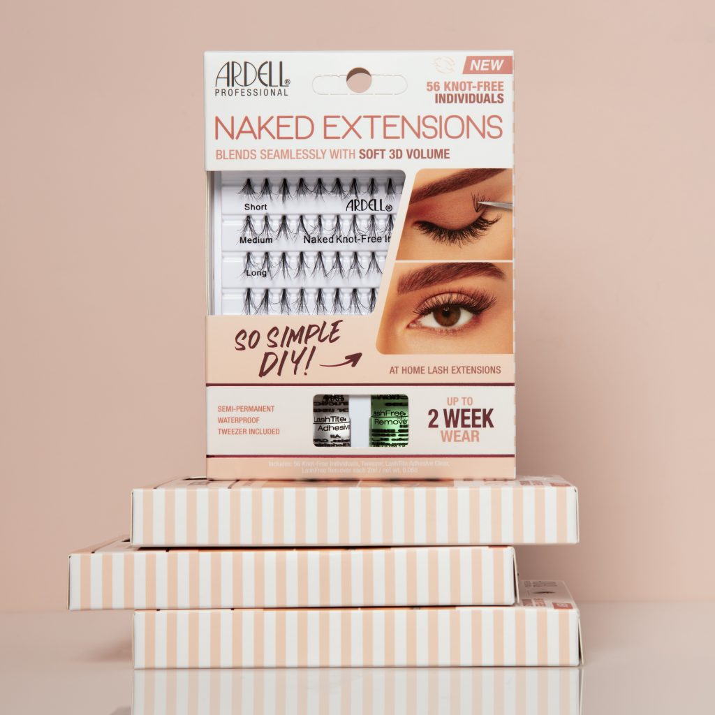 Naked Extensions stehen auf gestapelten Produkten.
